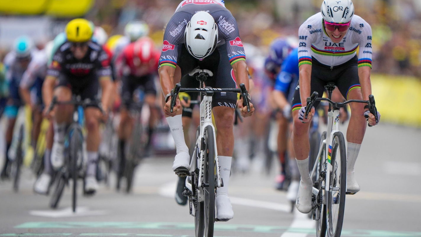 Mathieu van der Poel Tadej Pogacar 2025 Tour de France stage 2