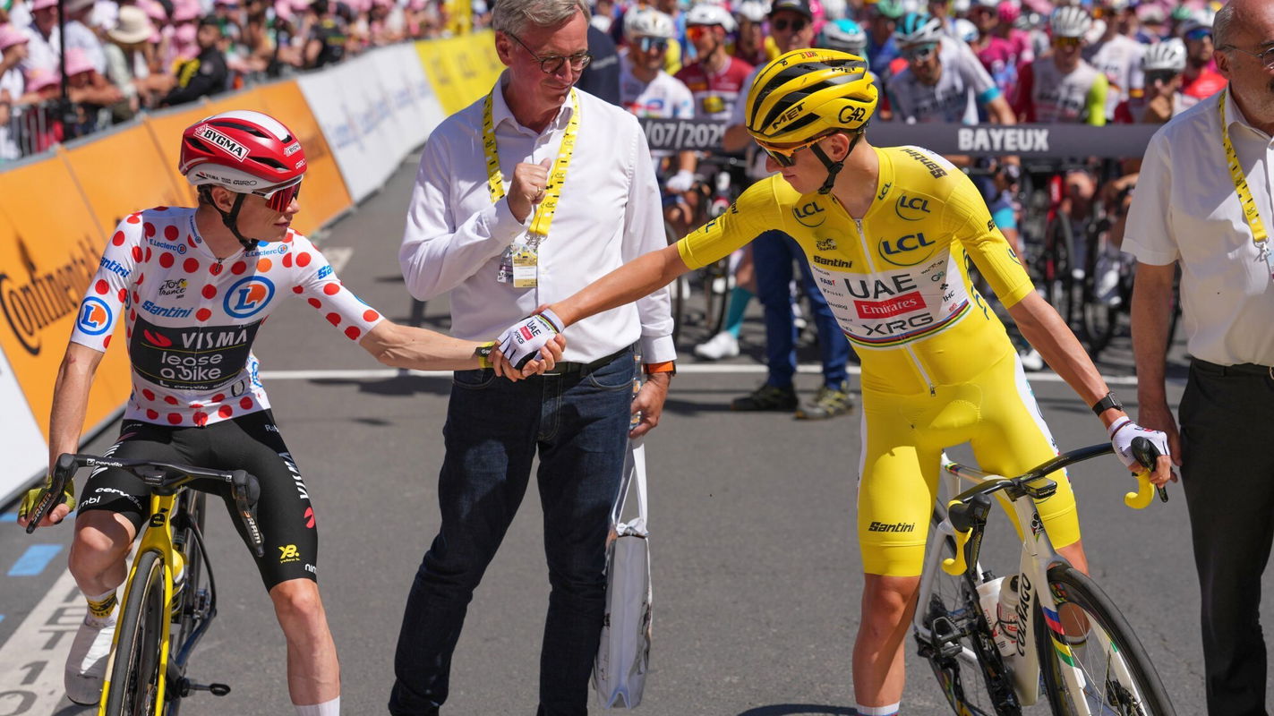Pogacar, Vingegaard handshake