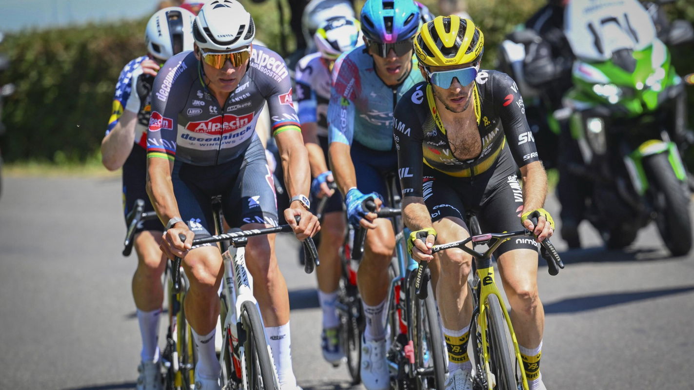 Mathieu van der Poel and Simon Yates Tour de France 2025 stage 6