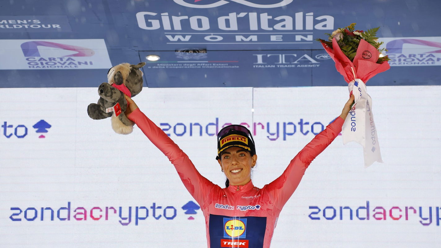 Anna Henderson wears the leader's maglia rosa after winning stage 2 of the 2025 Giro d'Italia Women