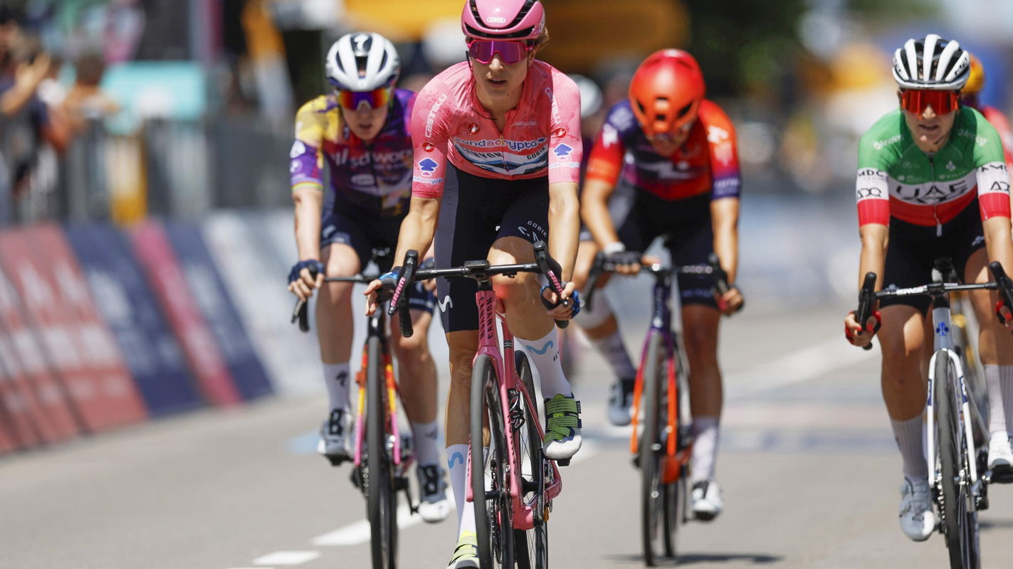 Marlen Reusser (Movistar) finishes stage five of the 2025 Giro d'Italia Women